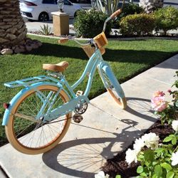 Bring fun and style to every ride with this 15" Huffy Girls Beach Cruiser! 💕 Featuring a charming front basket, this cruiser is perfect for trips to 
