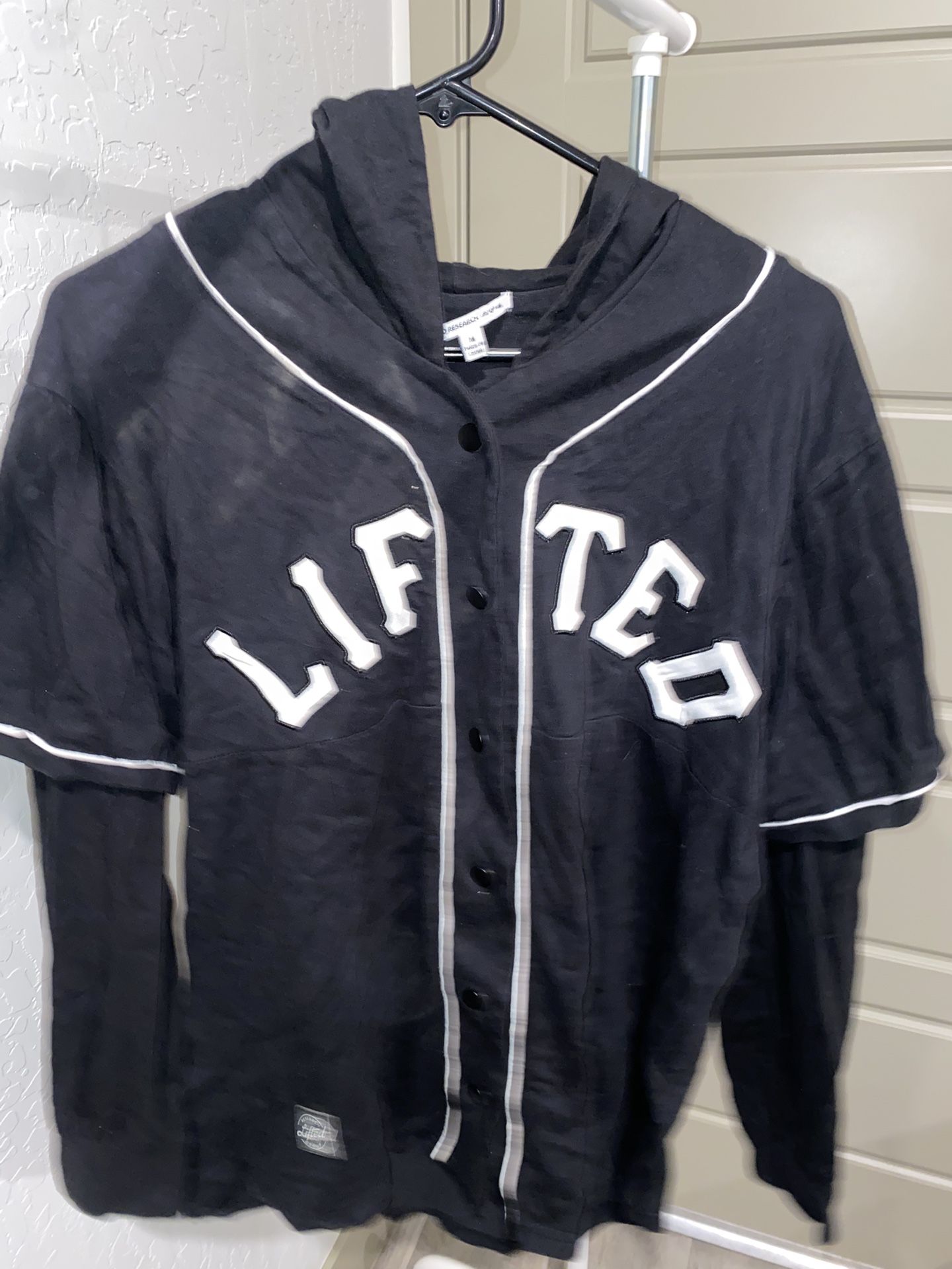 Lifted Sweater Mens Size Medium $10