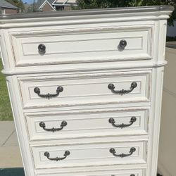 Realyn 5-Drawer Chest of Drawers – Beautiful & Sturdy Selling a gorgeous Realyn 5-Drawer Chest of Drawers in excellent condition. ✨ Distressed white f