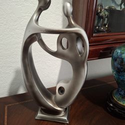 ESCULTURA DE RESINA UNA LINDA PAREJA  PLATEADOENVEJECIDO