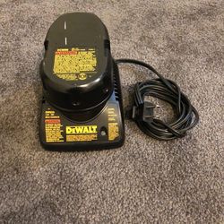 Dewalt DW9226 7.2V - 18V NiCd 1-Hour Battery Charger And Battery