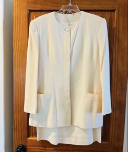  Nice  Neiman Marcus Suit Skirt and Jacket Size 16 Color Ivory . Slightly used but in very good condition always dry cleaned   $12.00