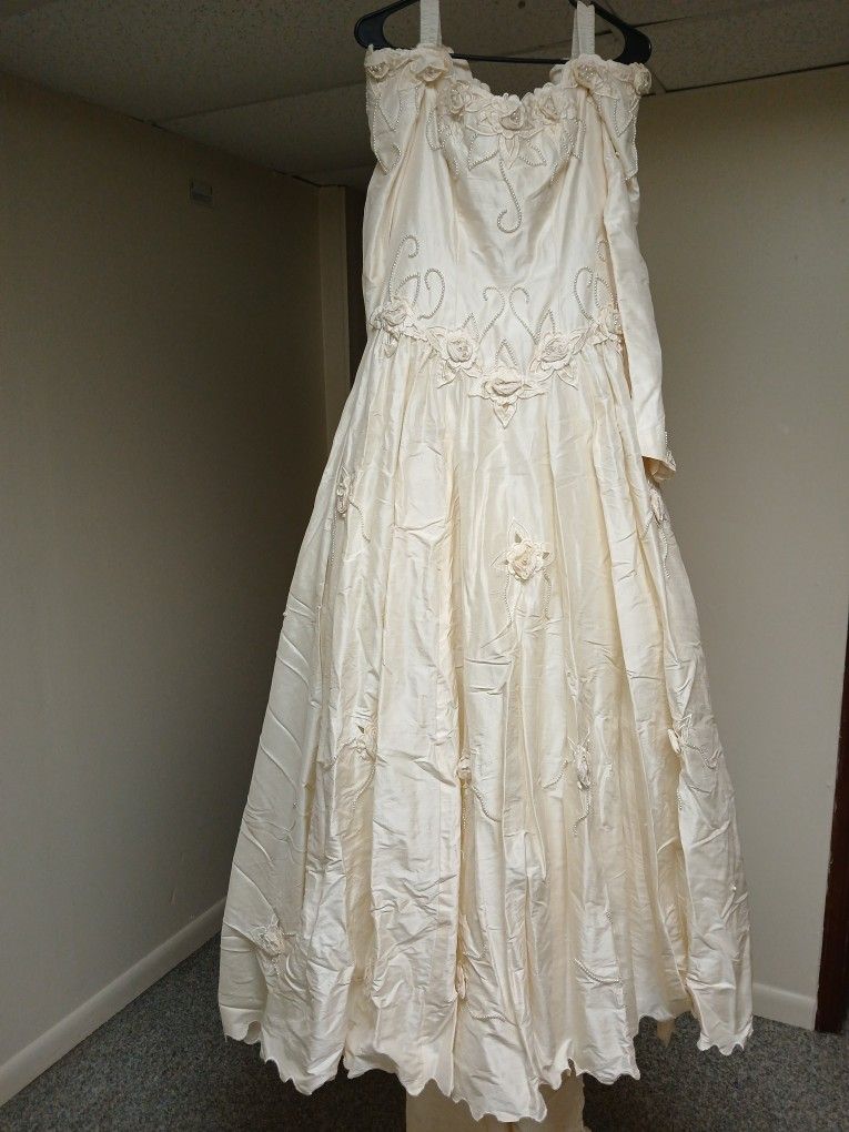 Beautiful Ecru Wedding Dress 100% Silk In Excellent Condition