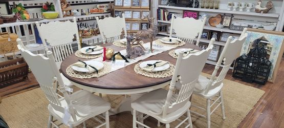 Beautiful solid oak round pedestal table, leaf, 6 chairs