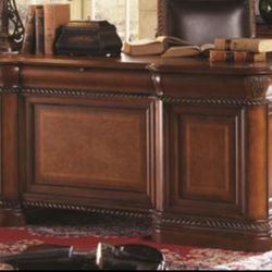 4 Piece Office Furniture Set! Almost Like NEW Without The “New”price tags
