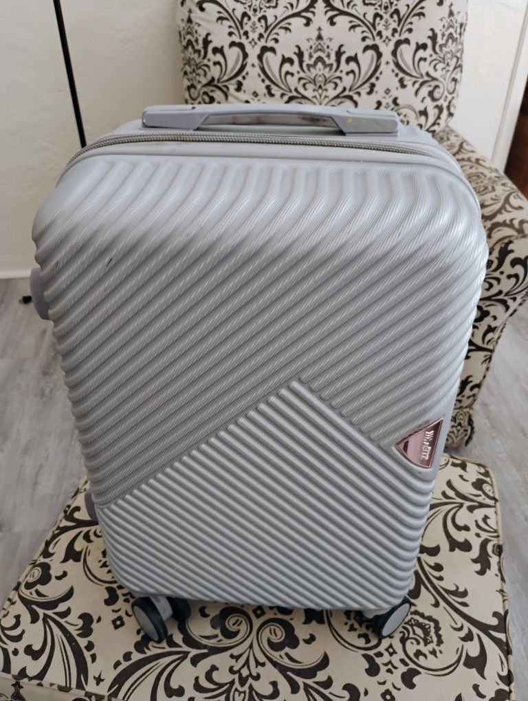 Carry-on Roller Suitcase