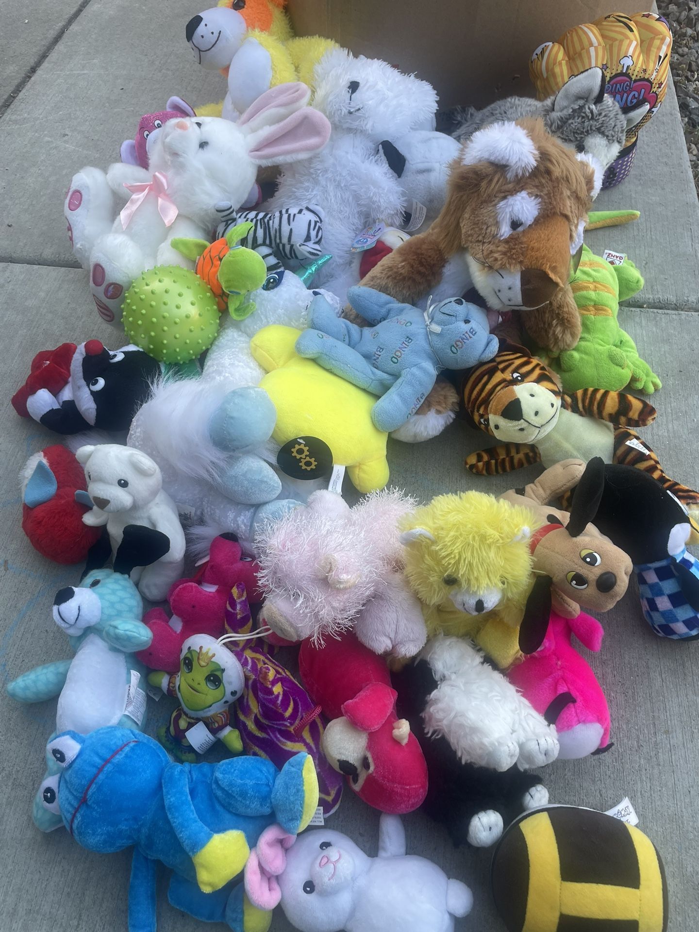 Bunch Of Stuffed Animals Very Cheap For You!