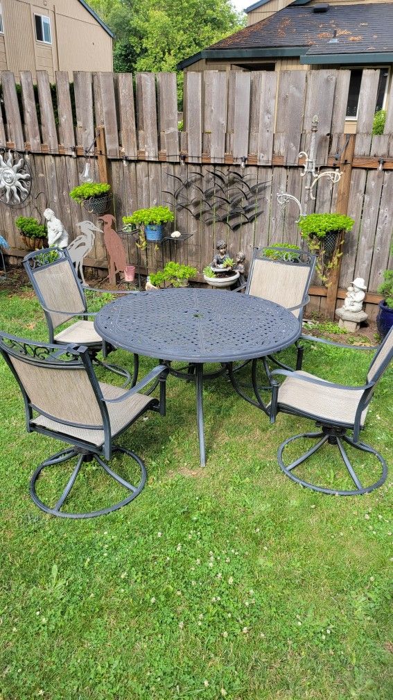 Outdoor Cast Aluminum Hampton Bay Patio Table With 4 Swivel Chairs