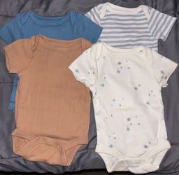 Newborn clothes 4 for $4
