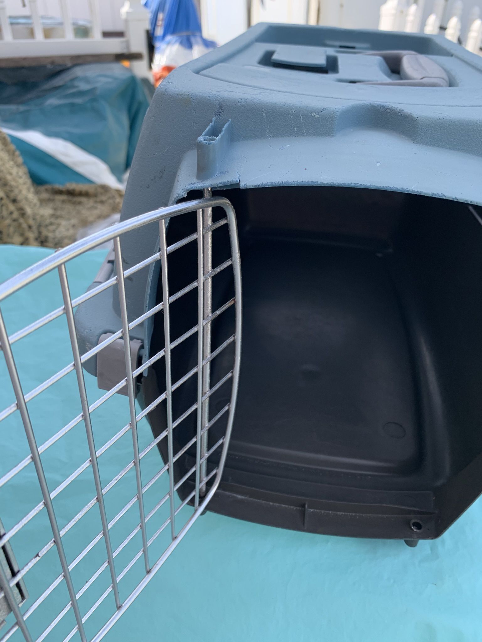 To transport small animals in good condition and clean with its secure locks, it measures 18 inches long, 10 inches wide, and 10 inches high