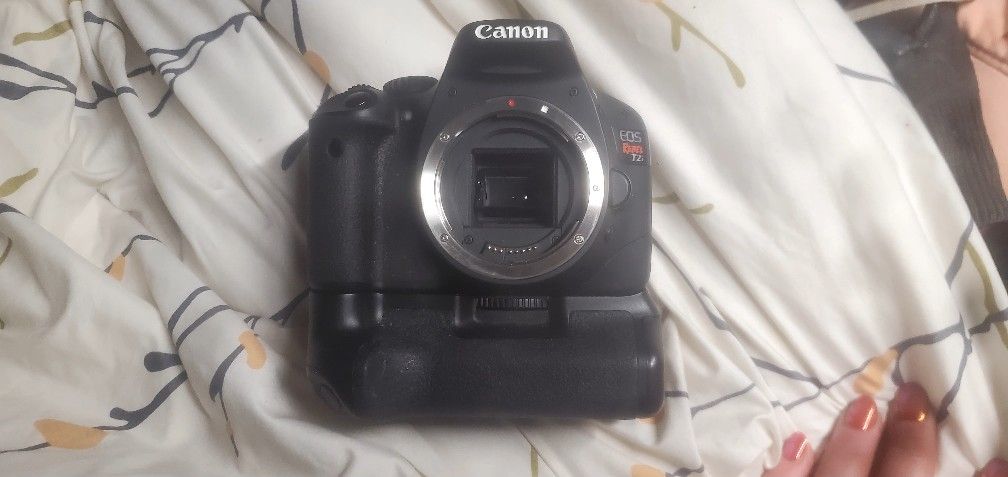 Canon Eos Rebel T2i With Battery Grip And 2 Batteries