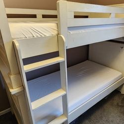 Detachable Twin bunk beds (mattresses included)
