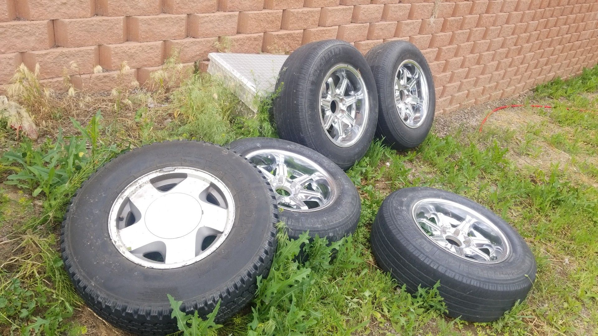 Los cromados son 6 virlos 25570r18 los otros son 24575r16