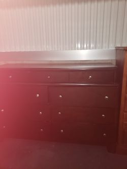 Queen bed with dresser and mirror