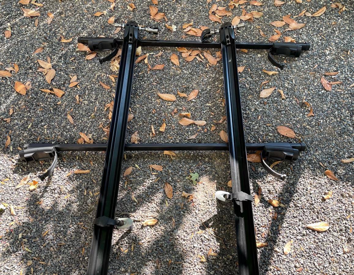 Thule 450 Crossroad towers + 50" bars + Thule bike racks