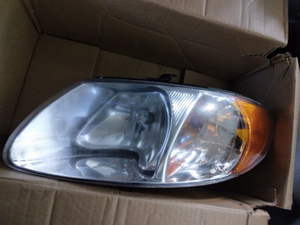 Dodge Caravan/ Plymouth Voyager Headlight For 2001/2005 Models