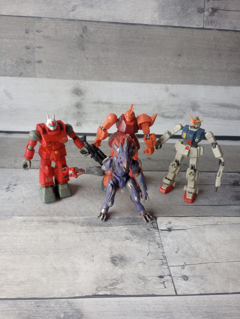 Bundle  Of 4 Figures Gundam And Halo Figures 