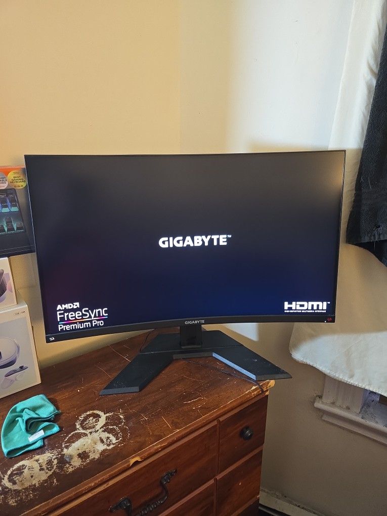 M32qc Curved Moniter 1440p 165hz