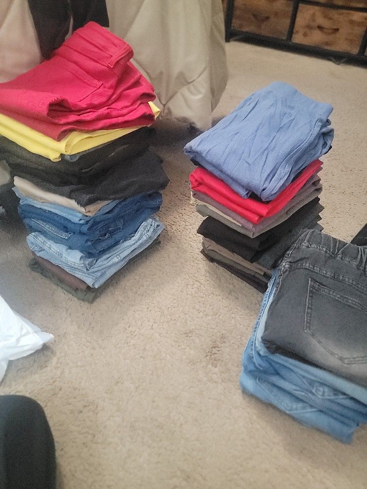 18 pair of women's Jeans and 13 pair of leggings. Size M. Gotta take all. $60 lmk