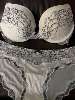 Victoria's Secret Bra Size 34D With Matching Panties Size Small for Sale in  Brooklyn, NY - OfferUp