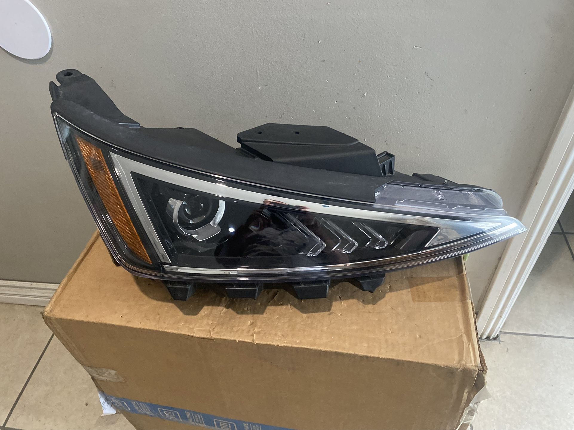 2019-2020 Hyundai Elantra Right Headlight 