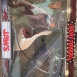 Jaws Quint Vs Shark Figurine 