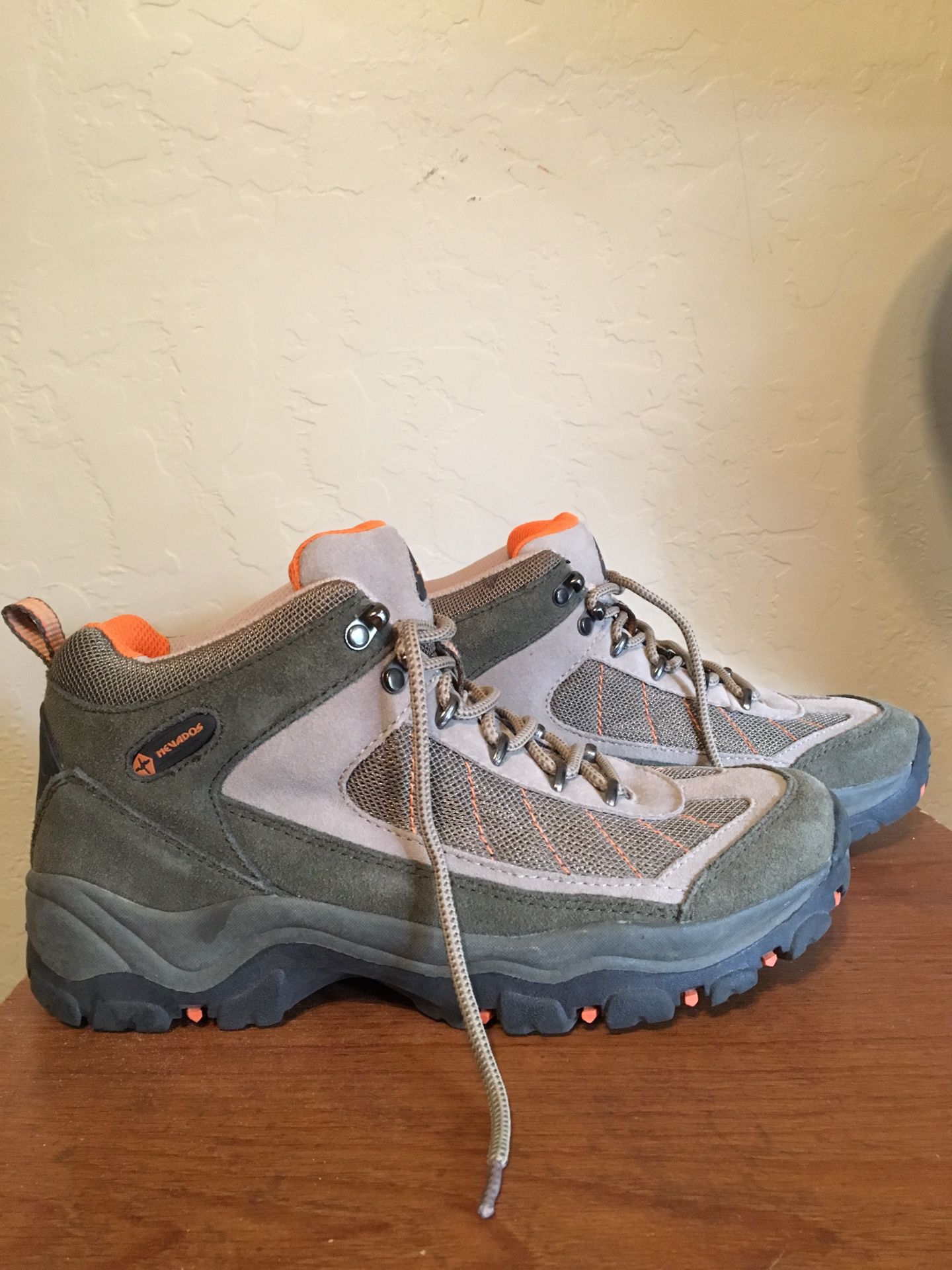Nevados woman’s size 10 water proof, suede, and other breathable material hiking boots. Worn 1 time, in great condition.