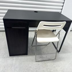 Black desk with white foldable chair