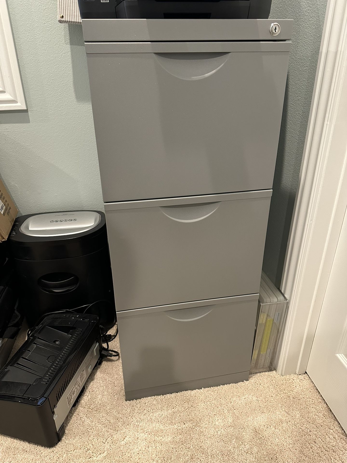 Filing Cabinet- 3 Drawers With Key