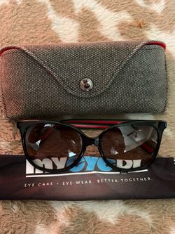 Guccis Women’s Round Sunglasses