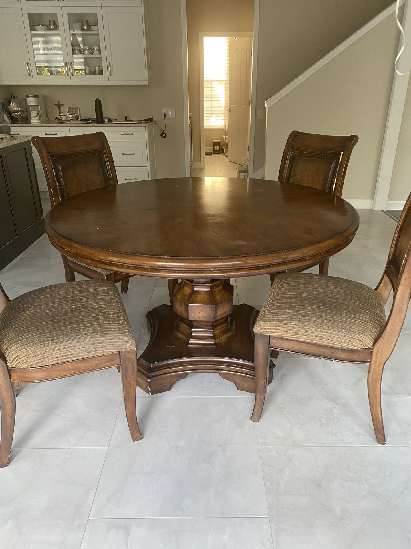 Round Table With Four Chairs