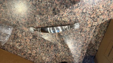 Cabinet pulls 3” and hinges