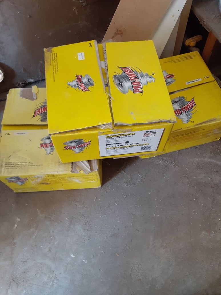 Son 3 cajas de tornillos para drywall 60$