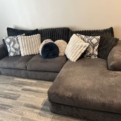 MOVING SALE!! Right Arm Chaise Sectional 