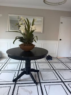 Black Round Pedestal Accent Table