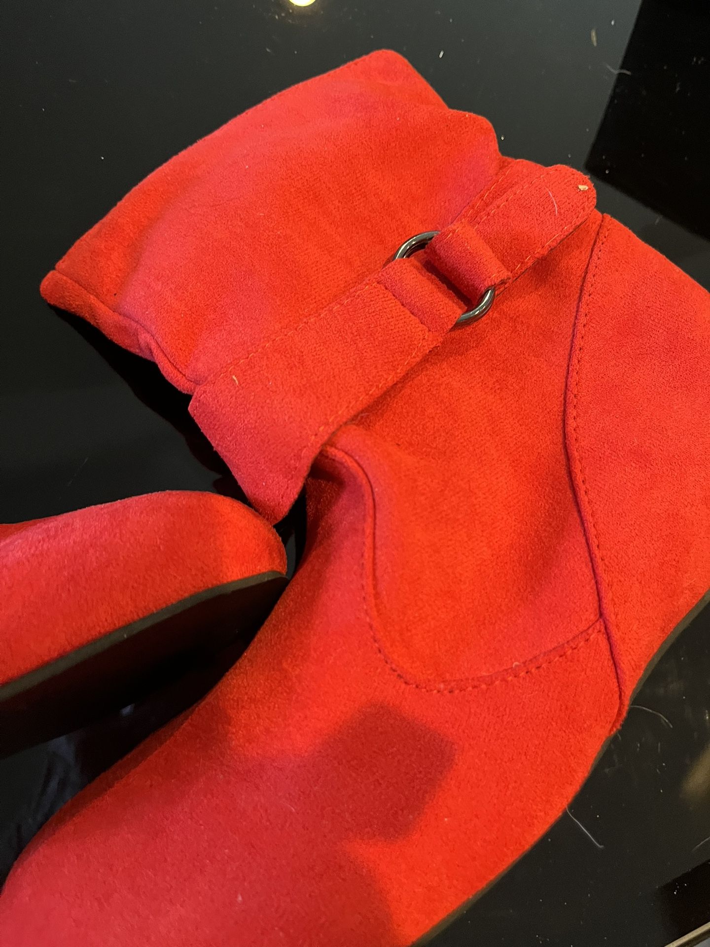 NEW. WOMEN RED BOOTS SIZE 8.5