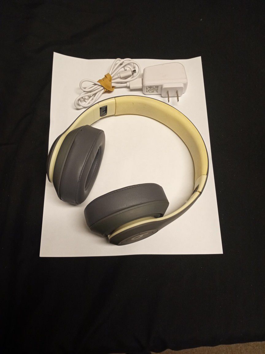 Beats Studio 3 Wireless Headphones. Gold And Grey