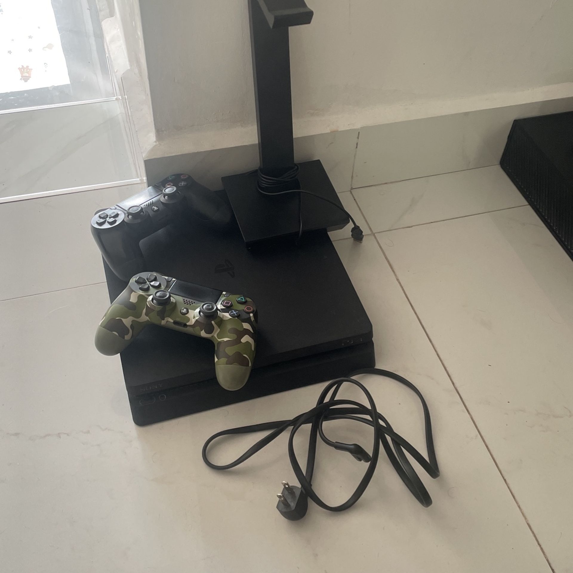Ps4, W 2 Controllers