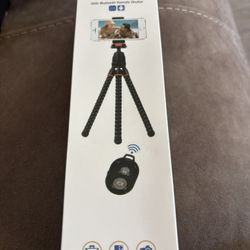 Open Box LINKCOOL Flexible Tripod – Never Used w/ Bluetooth Remote