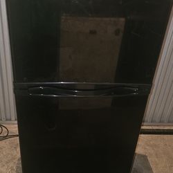 Haier Rv Top Freezer Refrigerator Clean Cold Plugged In