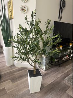Pretty artificial plant Olive 🫒 tree 5 ft tall comes with tall planter! Brand New