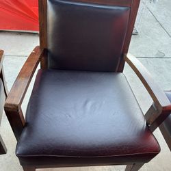 Juego De Muebles De Madera En Buen Estado