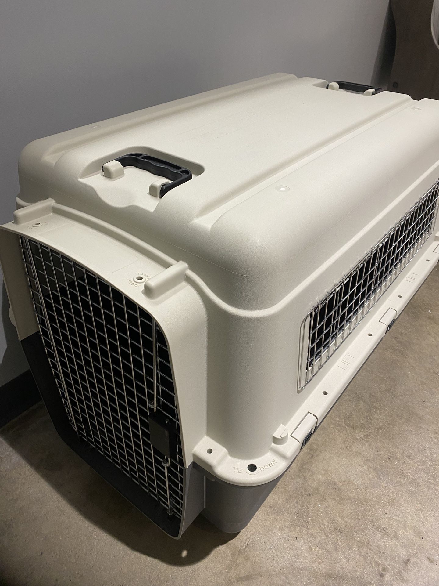 ANIMAL CRATE