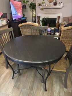 Round dining table