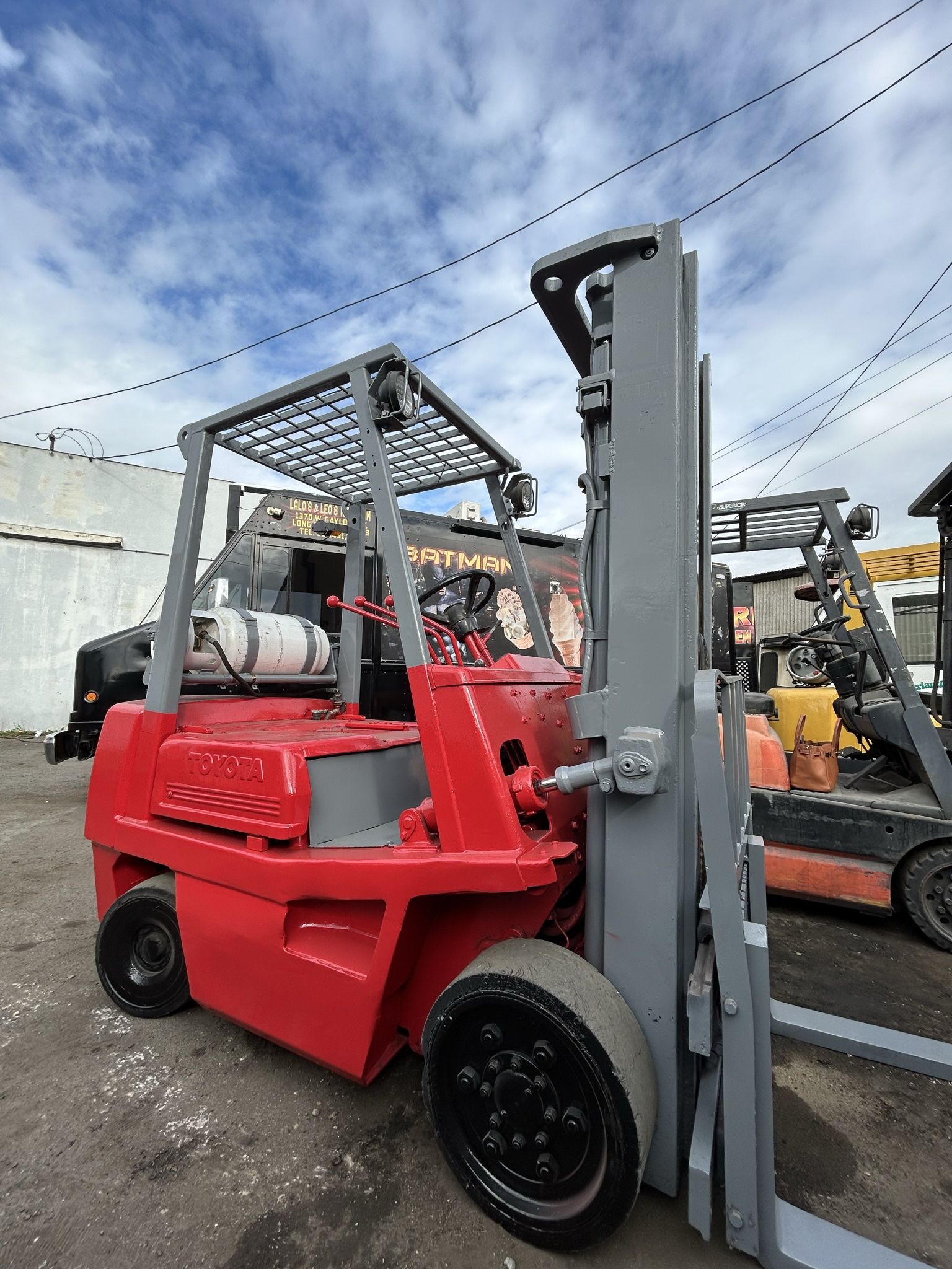 TOYOTA forklift 5,000 Lb 3 Stage RUNS GREAT