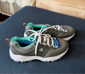 Nikes Women Sport Shoes Size 7.5