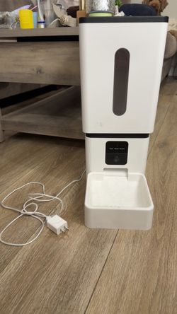 Automatic dog feeder