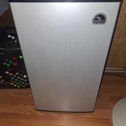 Igloo 3.2 Ft Stainless Steel Mini Fridge 