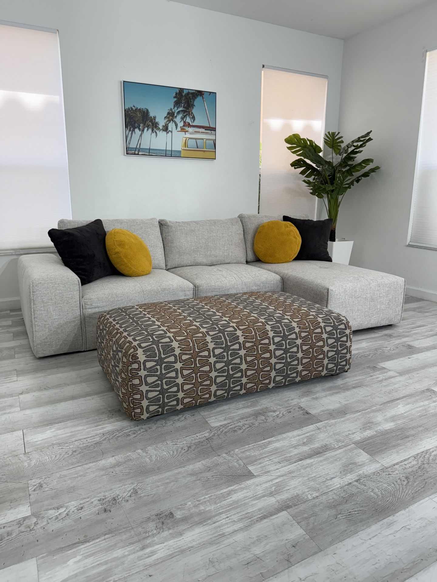 Room To Go 3-Piece Sectional Couch – Gray