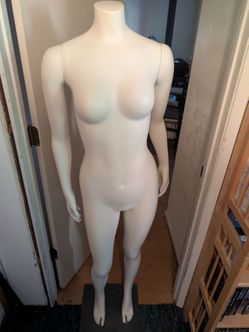 Fullsize headless Female mannequin size Small/2 one broken finger